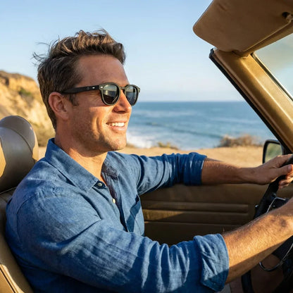 Hombre usando lentes sol Waimea RPET polarizados negro conduciendo convertible costa proteccion UV400 Bonoboss #editorial_banner #color_negro