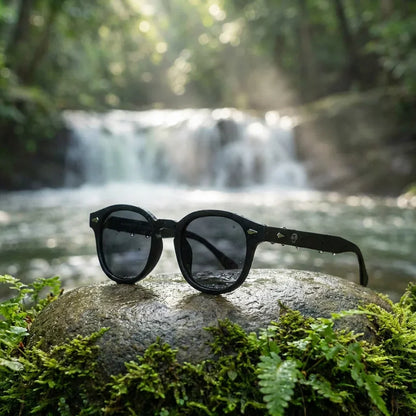 Lentes sol Waimea polarizados RPET reciclado del oceano negro en naturaleza junto a cascada material sustentable Bonoboss #editorial_sustentabilidad #color_negro