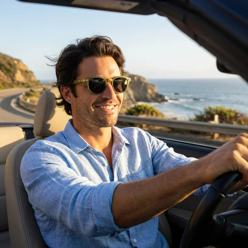 Hombre usando lentes sol Waimea RPET polarizados olive conduciendo convertible costa proteccion UV400 Bonoboss #editorial_banner #color_olive
