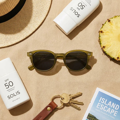Lentes sol Waimea RPET polarizados olive flat lay summer essentials accesorios verano premium sustentable Bonoboss #editorial_detail2 #color_olive