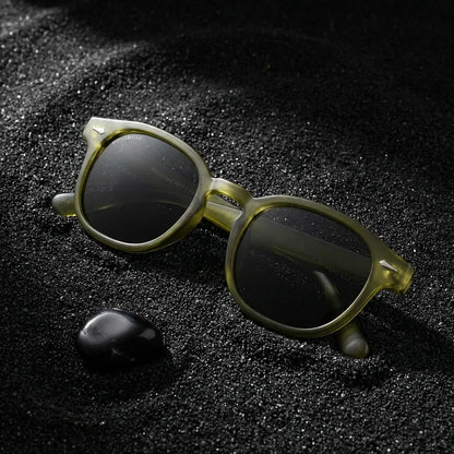 Lentes sol Waimea polarizados UV400 marco RPET reciclado del oceano olive sobre arena negra volcanica textura mineral Bonoboss #editorial_polarizado #color_olive