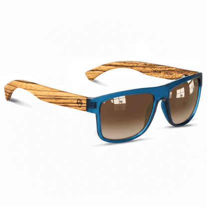 anteojos de sol polarizados de plastico reciclado rectangulares para hombre y mujer con pata de madera de zebrano y marco de color azul cristales espejados vista angulada #color-marco_ocean