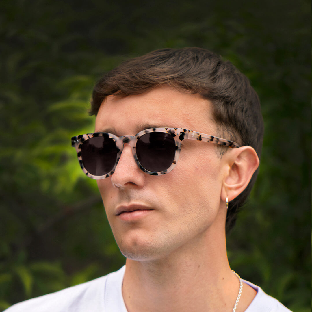 lentes redondos grandes polarizados de sol hombre mujer con receta vista laterla color marble #color_marble