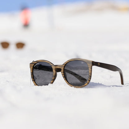 anteojos redondos de plástico reciclado y varillas de madera natural sustentable con lentes de color negro polarizadas y forma redonda.  #color_negro