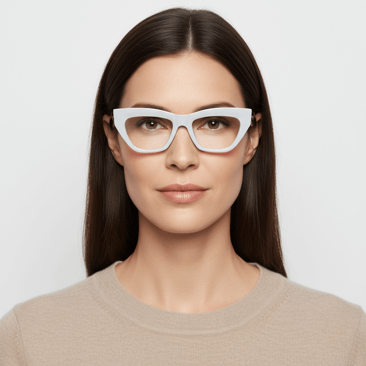 La front view a women cara ovalada and pelo castañado liso ondulado suelto wearing unos marcos frames optical bonoboss in sustainable acetate biodegradable and recycled de #color_blanco