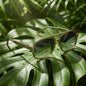 Lentes sol Orson RPET polarizados reciclado olive blue composicion botanica monstera tropical material oceano Bonoboss #editorial_grid2 #color_olive-blue