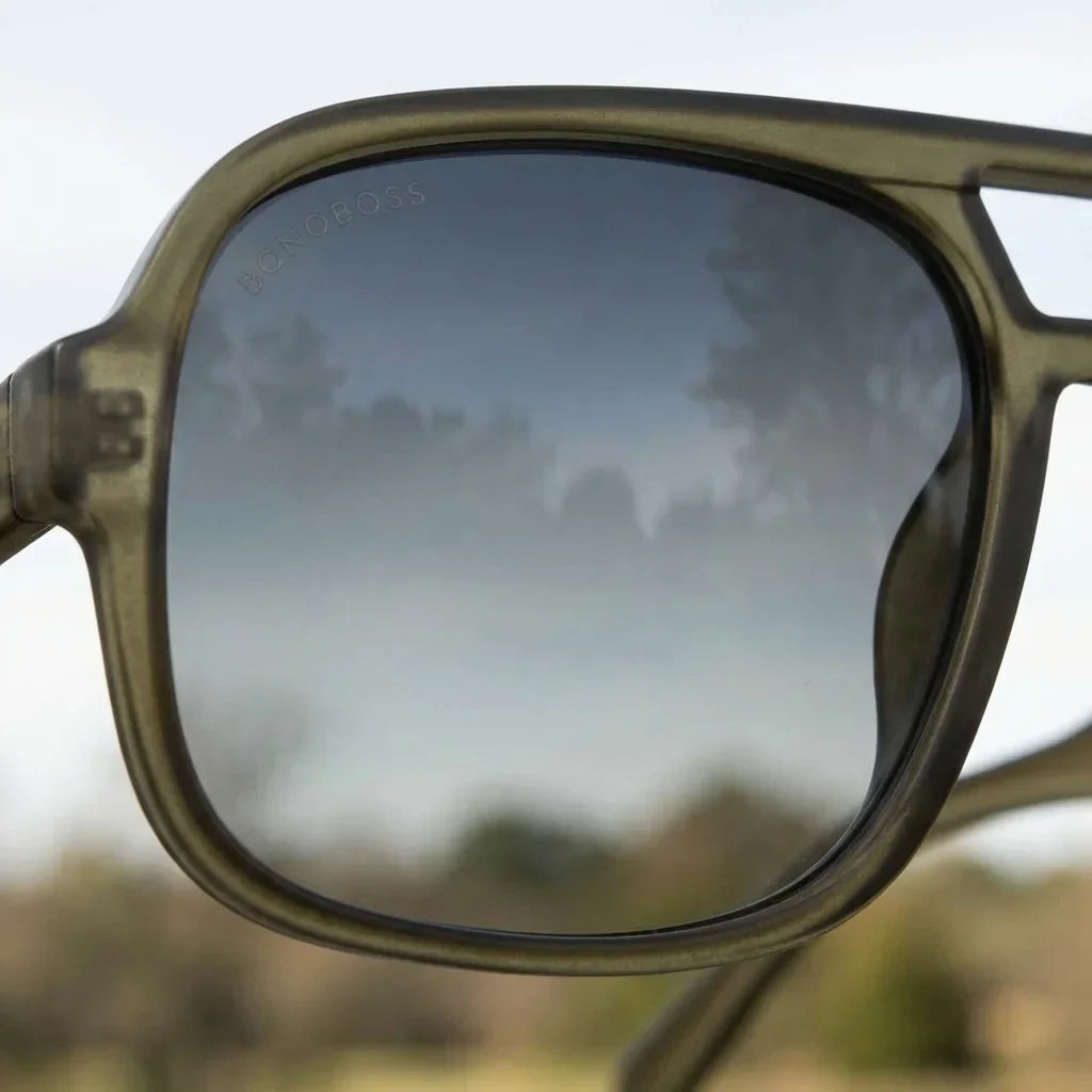 Lentes sol Orson RPET polarizados UV400 RPET reciclado olive blue close-up lente coating espejado azul Bonoboss #editorial_polarizado #color_olive-blue
