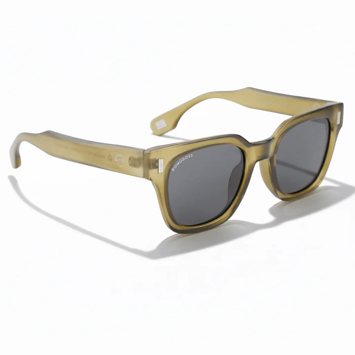 Men wearing lenses sun osorno rpet recycled olive aventura outdoor montaña naturaleza UV protection bonoboss #editorial_sustentabilidad #color_olive