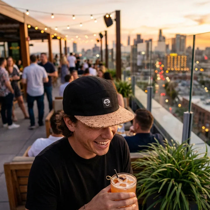 Gorro cork ecológico in rooftop bar social bonoboss