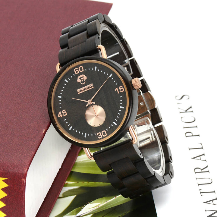 Reloj Matanzas de madera de sándalo, toma cercana del producto, reloj sustentable, diseñado en Chile