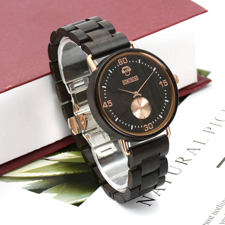 Reloj Matanzas de madera de sándalo, foto de galería, diseño chileno, materiales sustentables