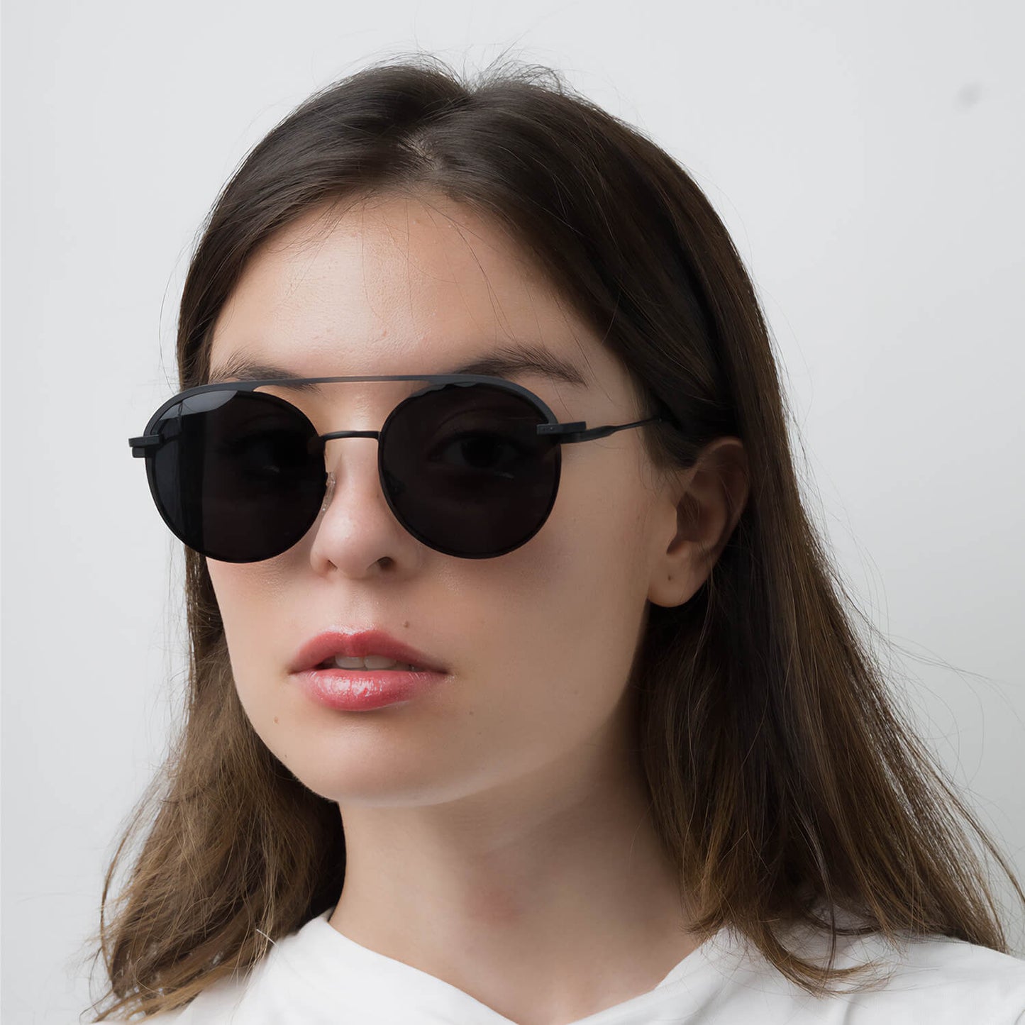 anteojos o marcos ópticos con iman o clip de sol polarizados de forma redondos para hombres y mujeres. Vista angulada y armazones de color negros  #color_rosado