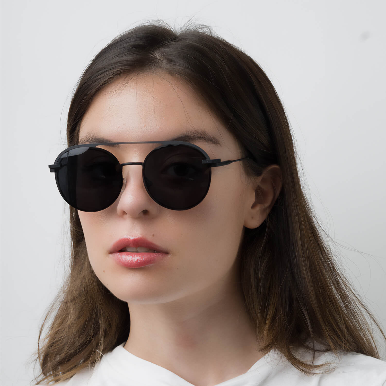 anteojos o marcos ópticos con iman o clip de sol polarizados de forma redondos para hombres y mujeres. Vista angulada y armazones de color negros  #color_rosado