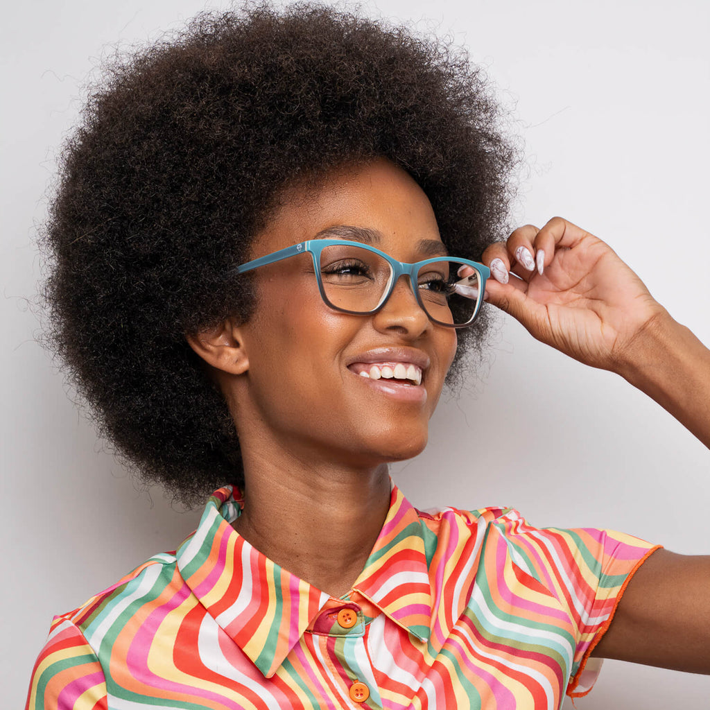 marcos opticos agatados de color calipso en mujer afroamericana