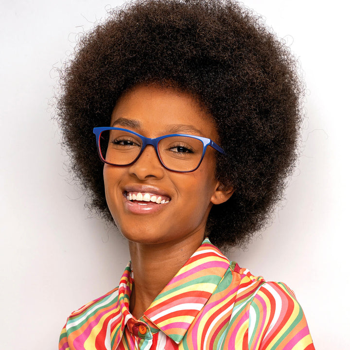Optical frames frames blue agate pattern in women modelo afroamericana sonriendo Bonoboss #color_azul