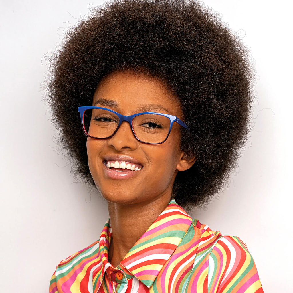 marcos opticos armazones de color azul agatados en mujer modelo afroamericana sonriendo