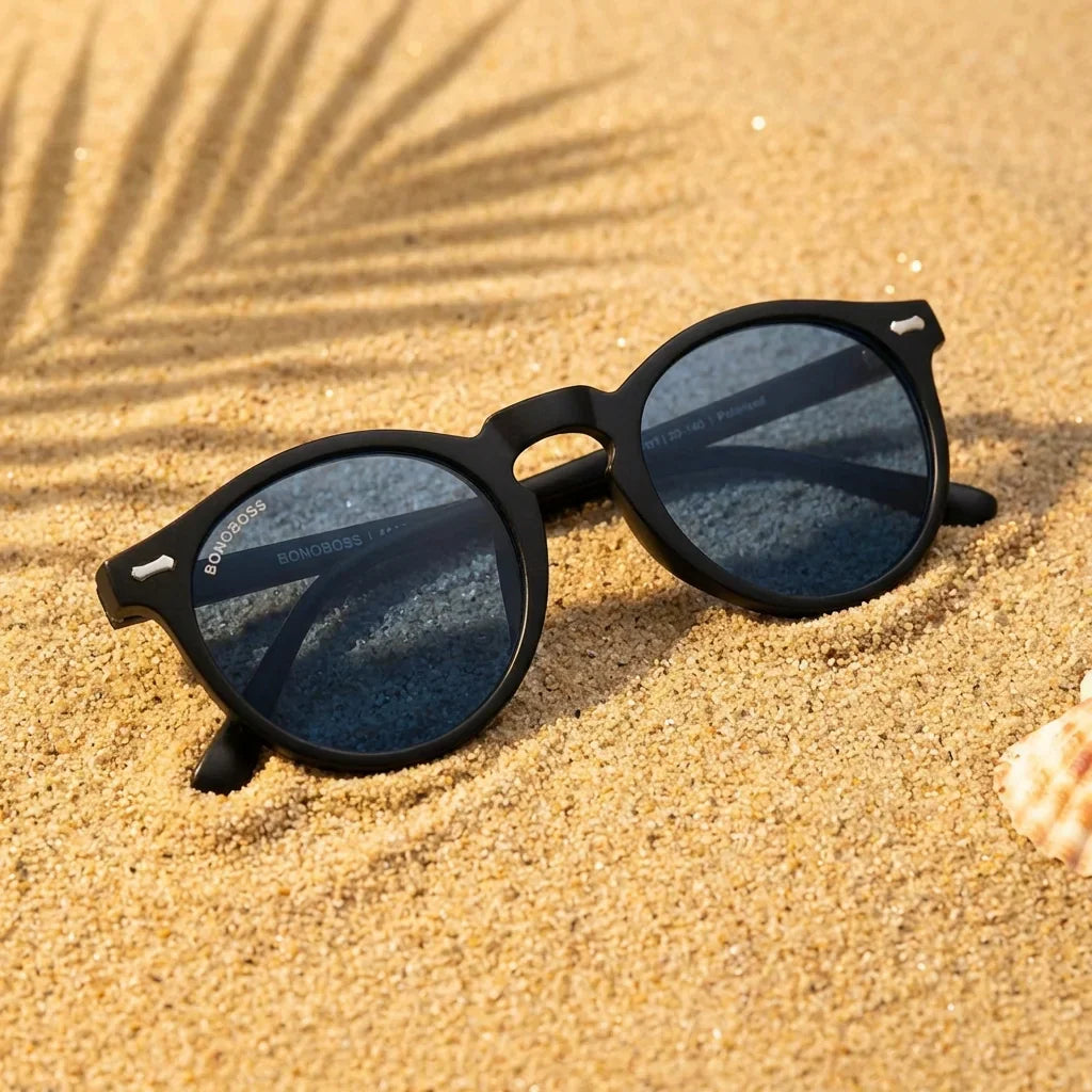 Lentes sol Temuco polarizados RPET reciclado del oceano azul sobre arena dorada textura natural costa Bonoboss #editorial_detail2 #color_azul