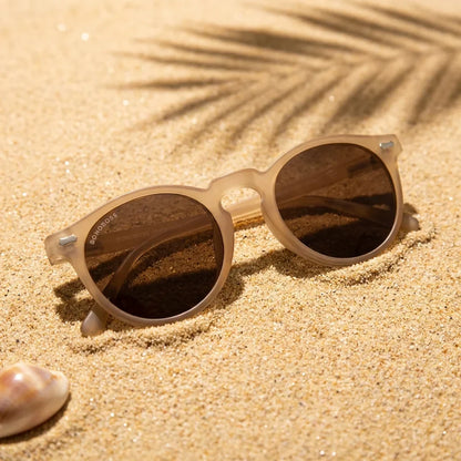 Lentes sol Temuco polarizados RPET reciclado del oceano cafe sobre arena dorada costa tonos calidos Bonoboss #editorial_detail2 #color_cafe