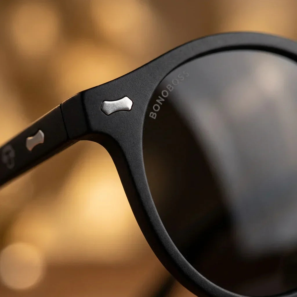 Lentes sol Temuco polarizados RPET reciclado del oceano dark detalle close-up textura material reciclado Bonoboss #editorial_detail1 #color_dark