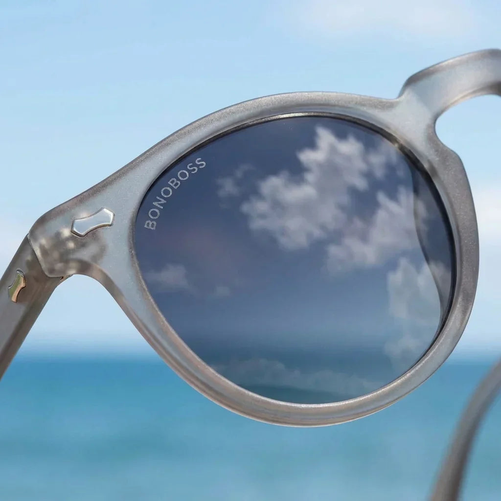 Lentes sol Temuco polarizados RPET reciclado del oceano gris detalle lente coating espejado precision Bonoboss #editorial_detail1 #color_gris