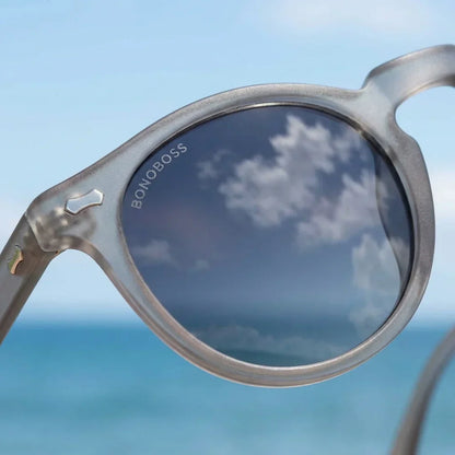 Lentes sol Temuco polarizados RPET reciclado del oceano gris detalle lente coating espejado precision Bonoboss #editorial_detail1 #color_gris