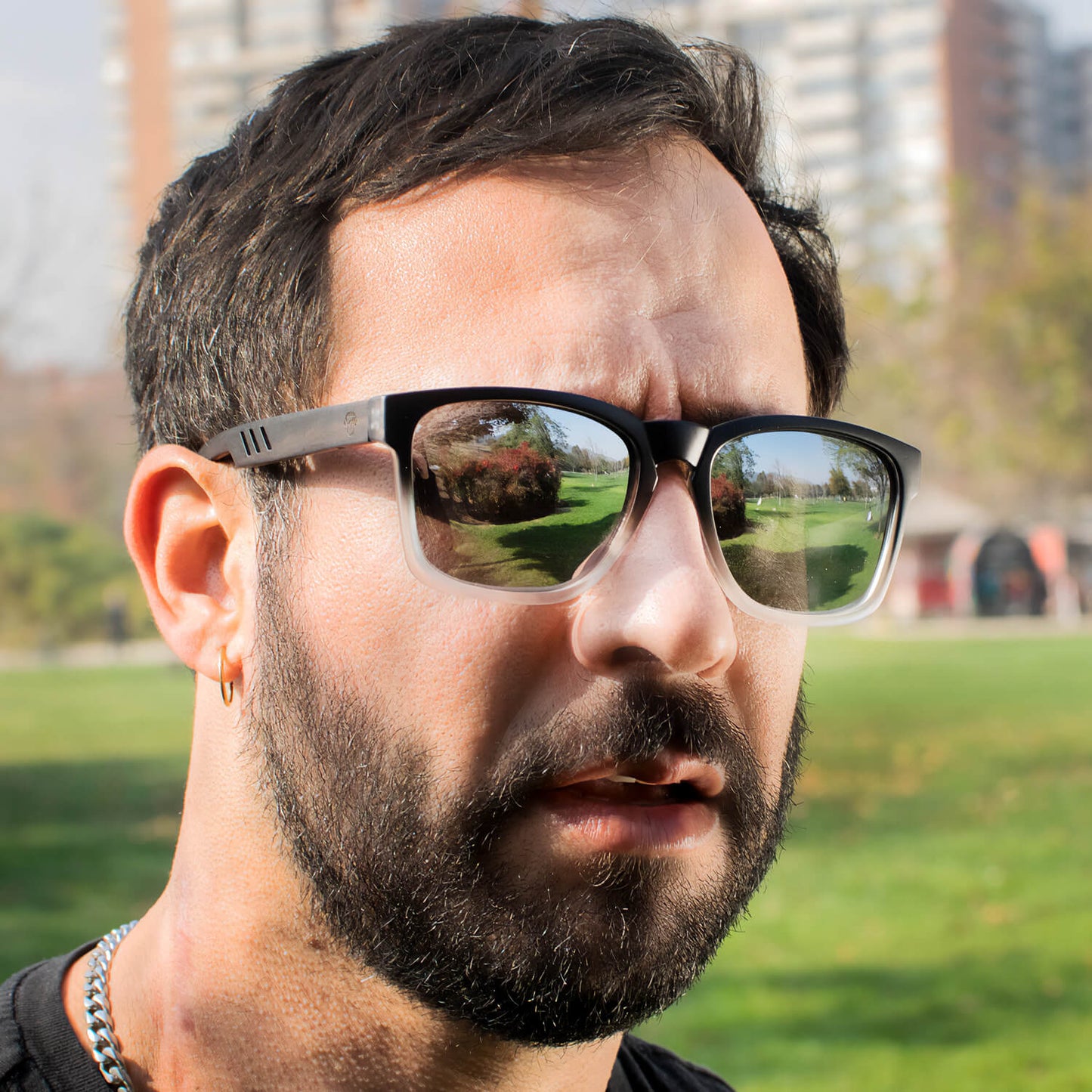 anteojos de sol rectangulares polarizados negros para hombre y mujer con lentes de color espejado#color_espejado-gris